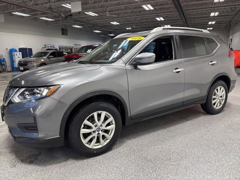 Used 2018 Nissan Rogue SV image 3