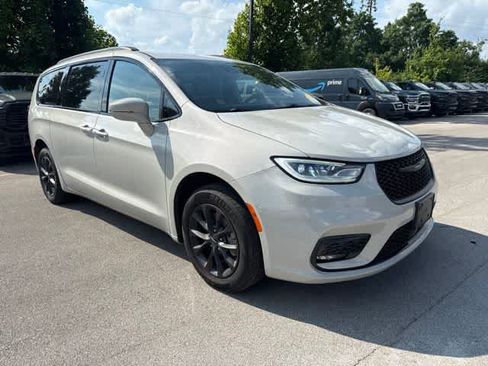 Used 2021 Chrysler Pacifica Touring-L w/ S Appearance Package AWD/4WD image 3