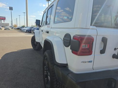 Used 2024 Jeep Wrangler Unlimited Sahara AWD/4WD image 8