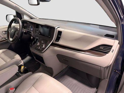 Certified 2018 Toyota Sienna XLE FWD image 24