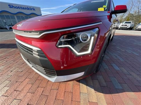 Used 2024 Kia Niro EX image 8