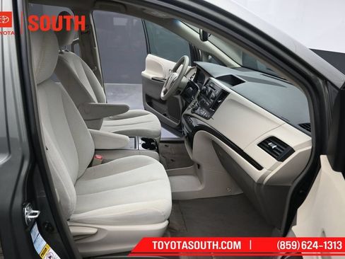 Used 2014 Toyota Sienna LE AWD/4WD image 27
