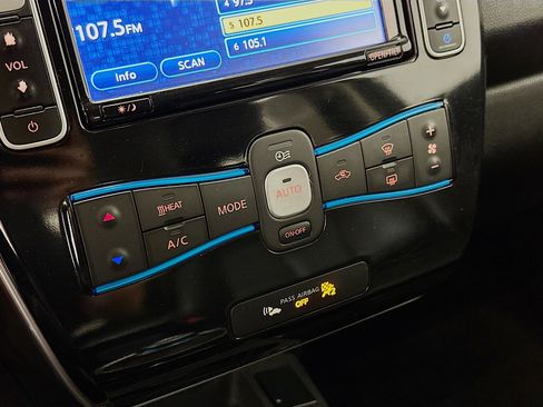 Used 2015 Nissan Leaf SL FWD image 24