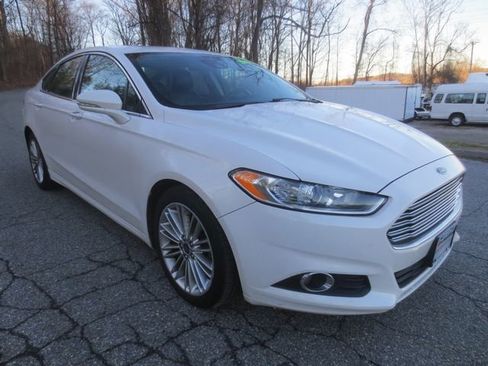 Used 2016 Ford Fusion SE w/ Equipment Group 202A image 2