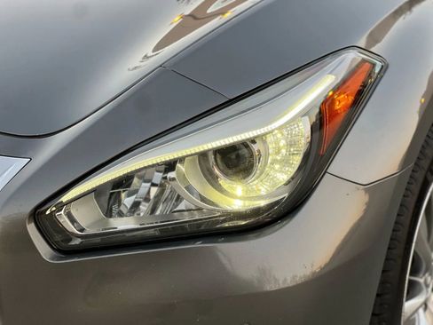 Used 2018 INFINITI Q70 Luxe image 10