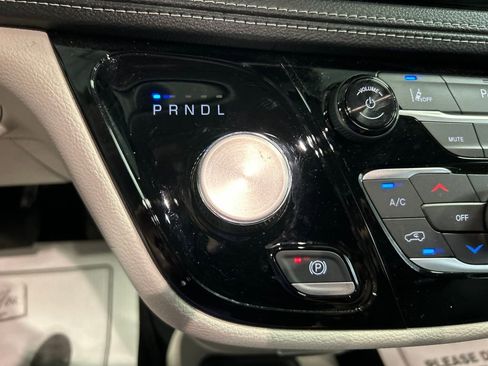 Used 2024 Chrysler Pacifica Select image 20