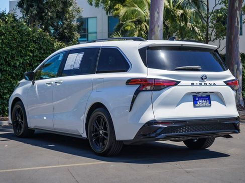 Used 2022 Toyota Sienna XSE w/ XSE Plus Package AWD/4WD image 4