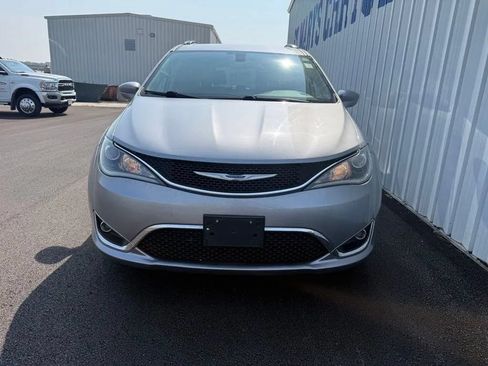 Used 2019 Chrysler Pacifica Touring-L FWD image 3