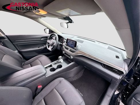 Used 2025 Nissan Altima 2.5 SV FWD image 36