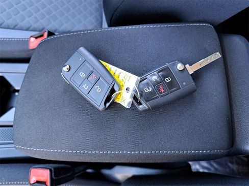 Used 2018 Volkswagen Tiguan S image 38