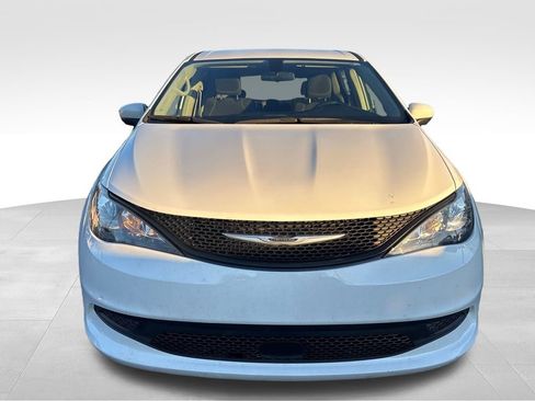 Used 2022 Chrysler Voyager LX FWD image 2