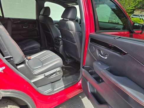 Used 2025 Honda Pilot TrailSport image 13