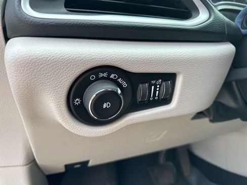 Used 2019 Chrysler Pacifica Touring Plus FWD image 6
