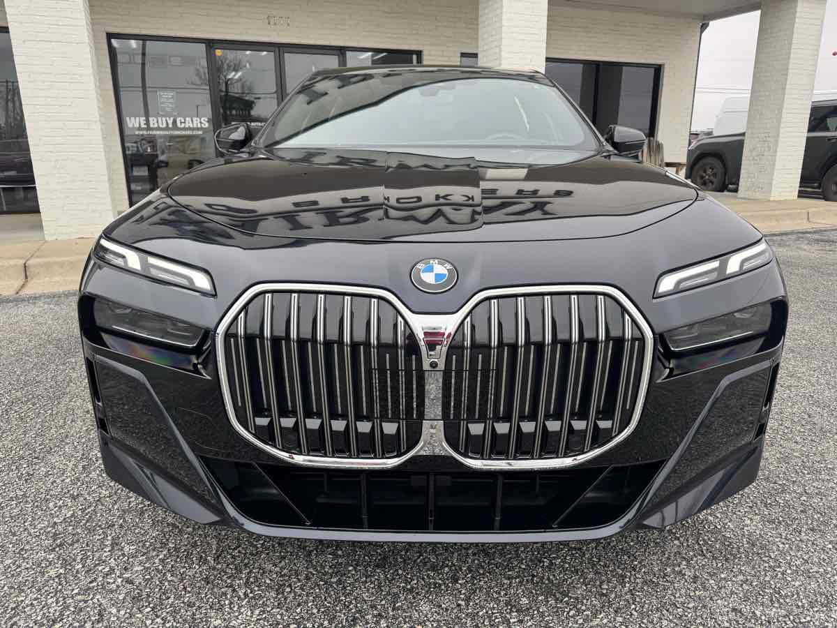Used 2025 BMW 740i xDrive AWD/4WD image 3