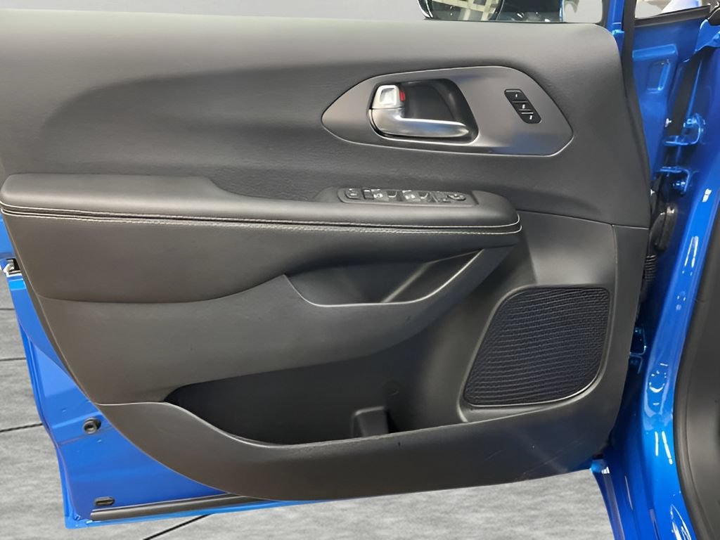 New 2026 Chrysler Pacifica Select w/ S Appearance Package FWD image 14