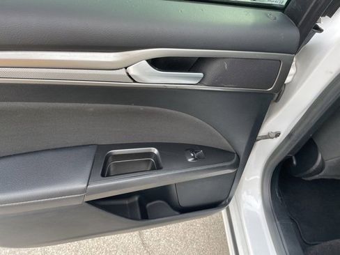 Used 2017 Ford Fusion SE w/ Fusion SE Technology Package image 59