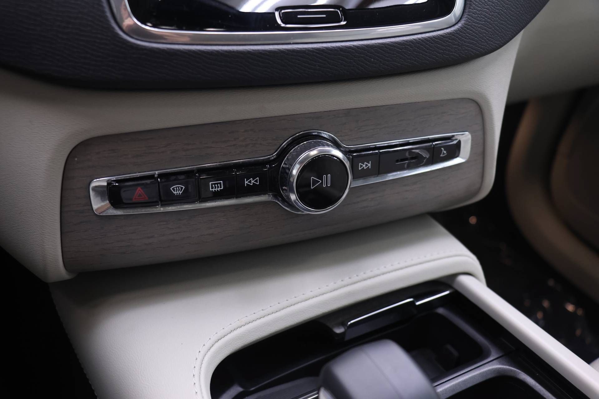Certified 2025 Volvo XC90 T8 Plus w/ Protection Package Premier AWD/4WD image 9