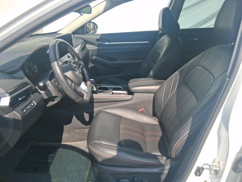 Used 2024 Nissan Altima 2.5 SR w/ SR Premium Package FWD image 12