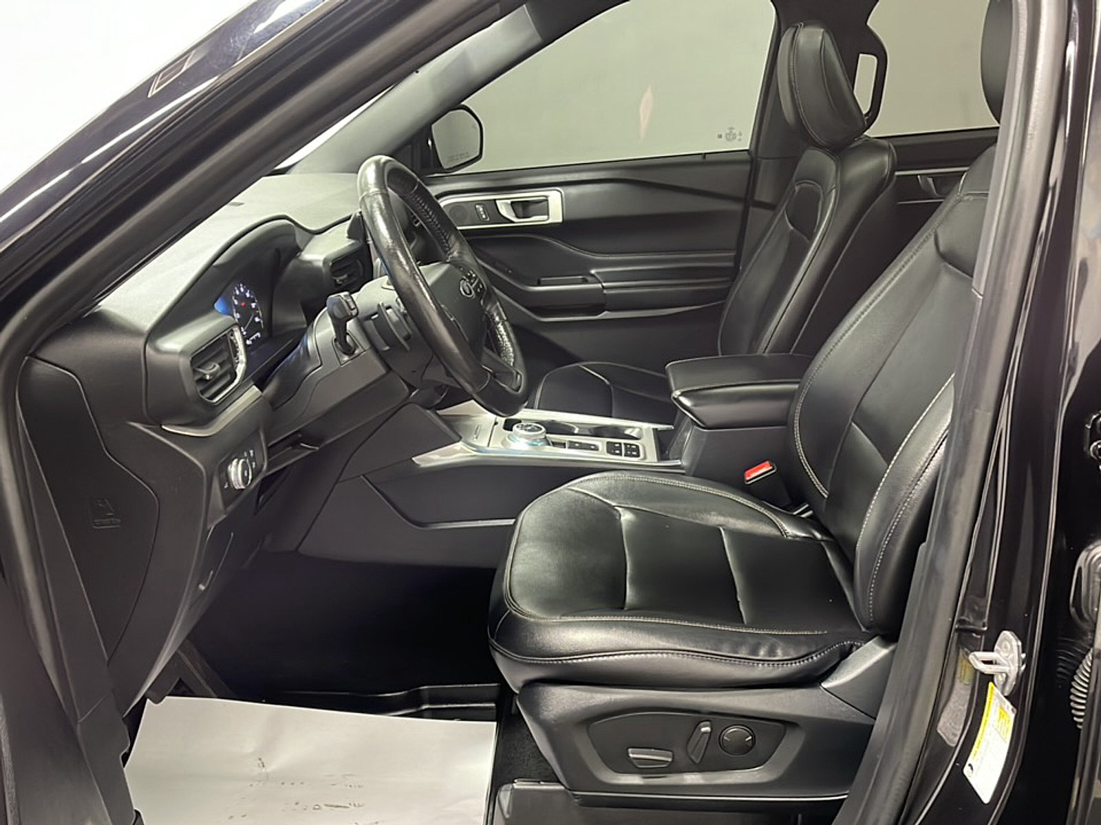 Used 2020 Ford Explorer XLT w/ Equipment Group 202A RWD image 2