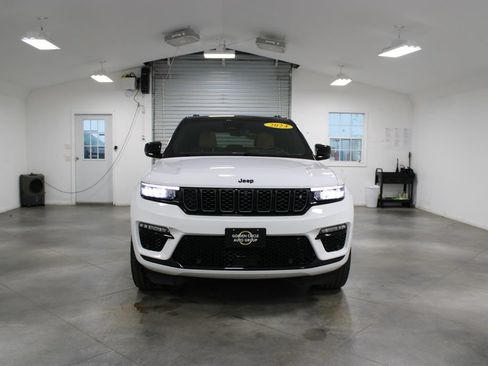 Used 2024 Jeep Grand Cherokee Summit AWD/4WD image 3