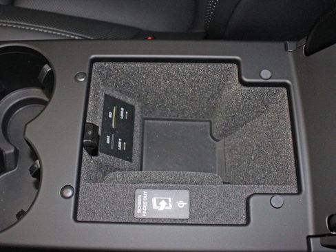 Used 2025 Porsche Macan image 31