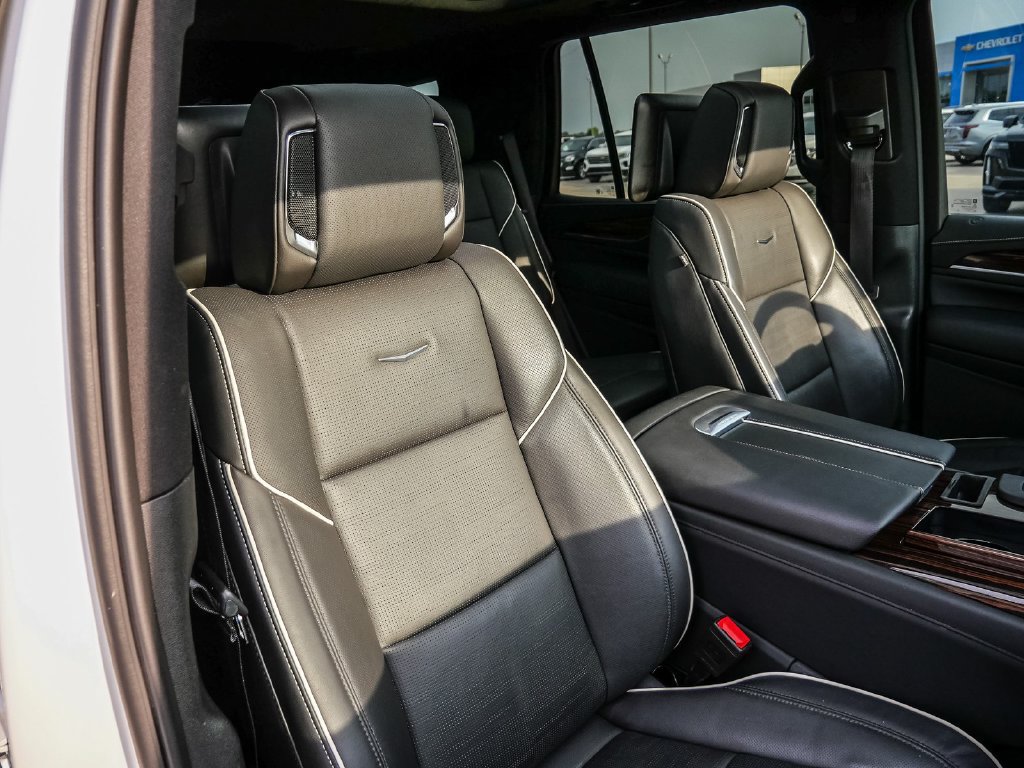Used 2023 Cadillac Escalade Premium Luxury AWD/4WD image 15