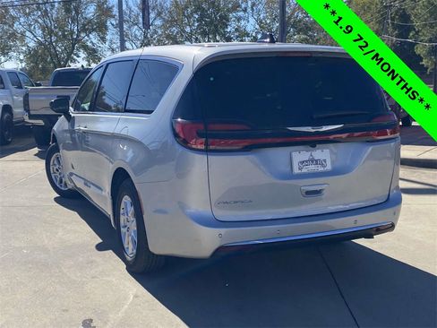 New 2026 Chrysler Pacifica Select image 4
