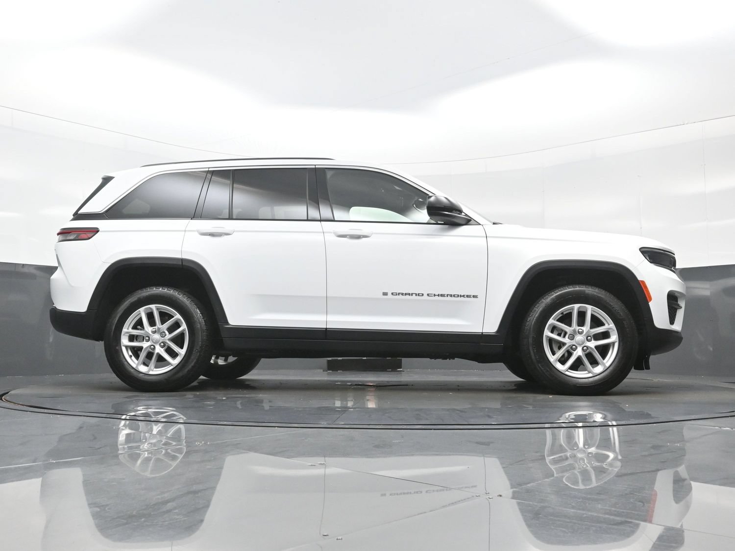 Used 2023 Jeep Grand Cherokee Laredo X AWD/4WD image 30