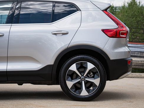 Certified 2025 Volvo XC40 B5 Plus AWD/4WD image 4