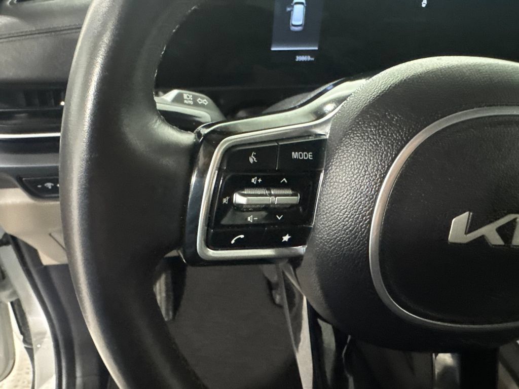 Used 2025 Kia Carnival FWD image 6