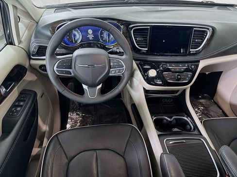 Used 2023 Chrysler Pacifica Limited w/ Uconnect Theater Family Group AWD/4WD image 3