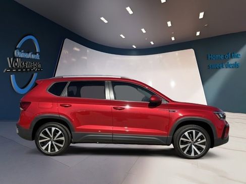 New 2024 Volkswagen Taos SE image 6