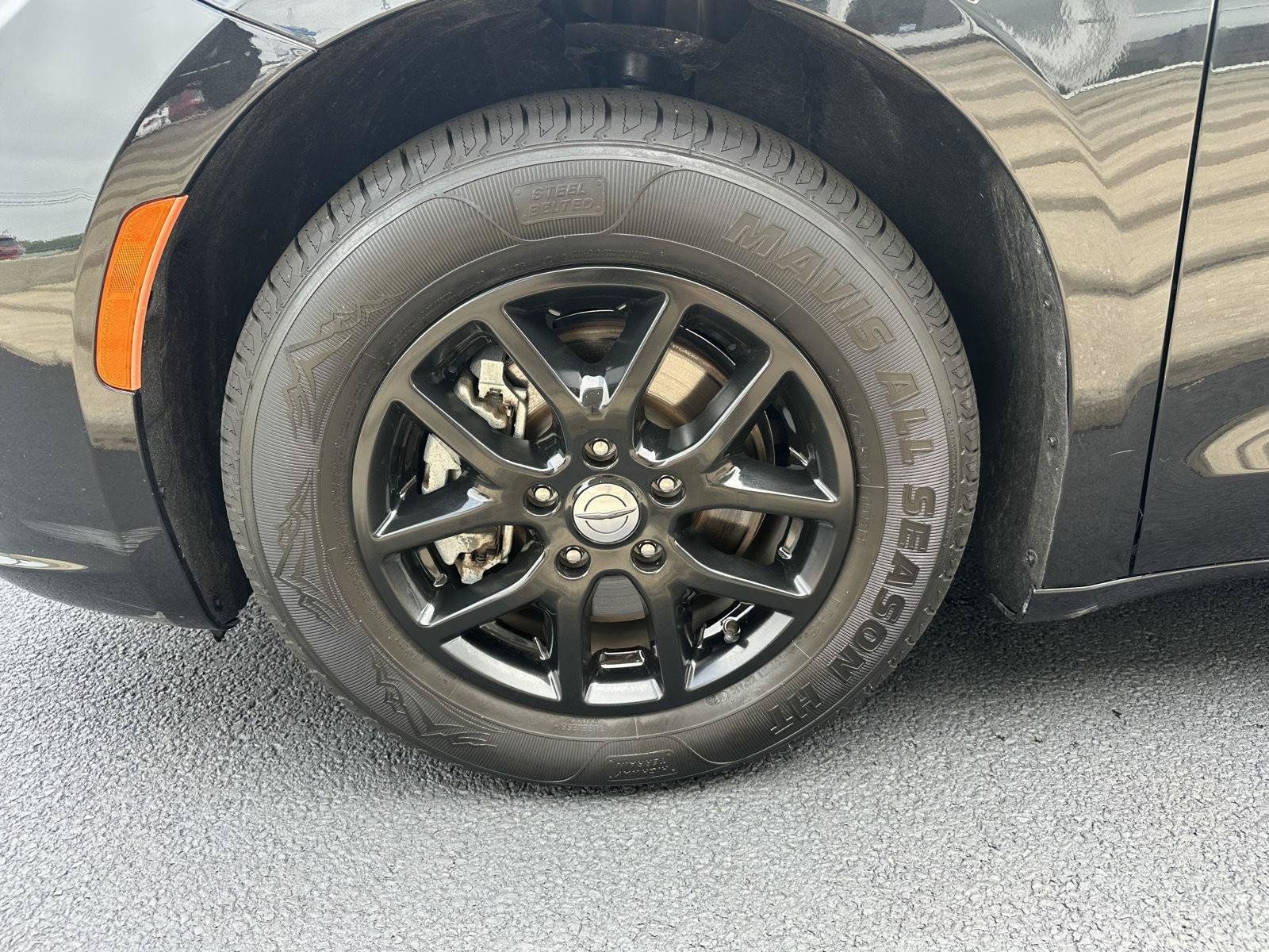 Used 2023 Chrysler Pacifica Touring-L FWD image 13