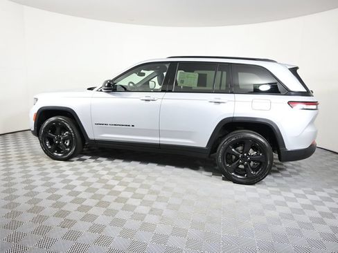 Used 2023 Jeep Grand Cherokee Altitude AWD/4WD image 3