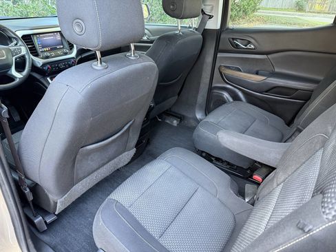 Used 2022 GMC Acadia SLE w/ Driver Convenience Package FWD image 22
