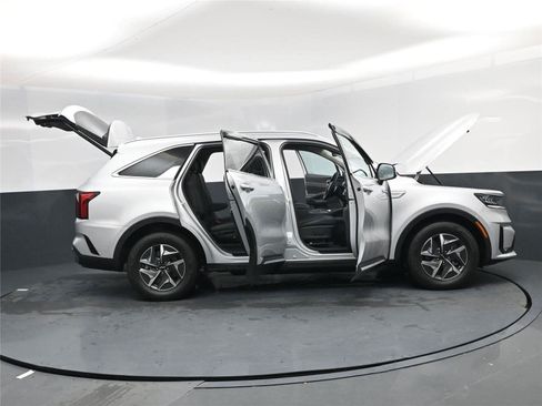 Used 2023 Kia Sorento EX image 32
