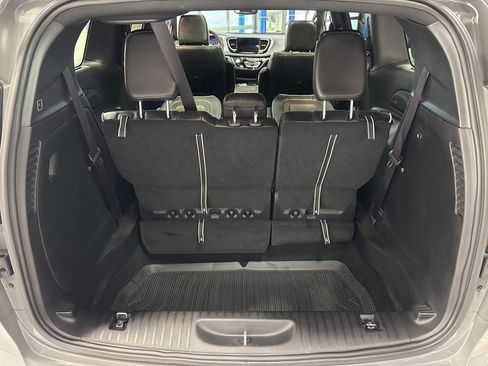 Used 2025 Chrysler Pacifica Limited image 38