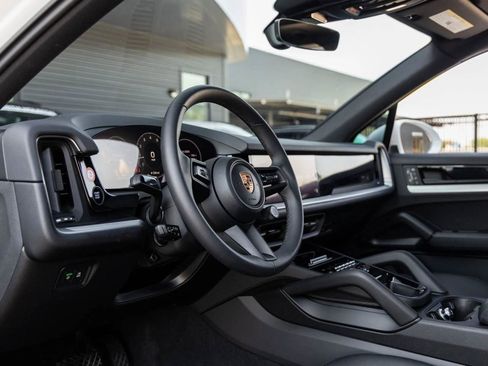 Used 2025 Porsche Cayenne image 47