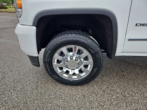 Used 2019 GMC Sierra 2500 Denali w/ Suspension Package, Off-Road AWD/4WD image 24