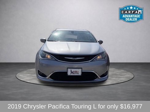 Used 2019 Chrysler Pacifica Touring-L image 10