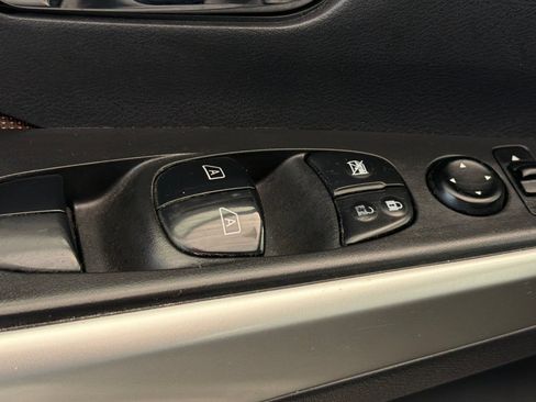 Used 2019 Nissan Kicks SR FWD image 12