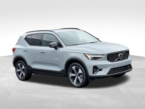 New 2026 Volvo XC40 B5 Plus w/ Protection Package Premier AWD/4WD image 8
