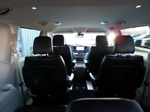 Used 2023 Chrysler Pacifica Touring-L image 7