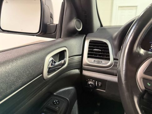Used 2020 Jeep Grand Cherokee Altitude AWD/4WD image 74