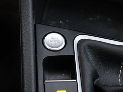 Used 2024 Volkswagen Jetta SE w/ Panoramic Sunroof Package image 27