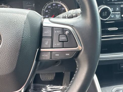 Used 2021 Toyota Highlander LE FWD image 27