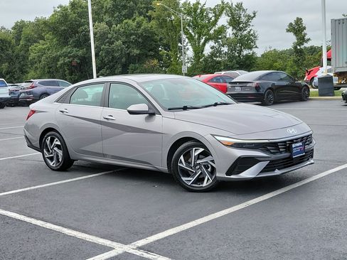 Used 2025 Hyundai Elantra SEL FWD image 2