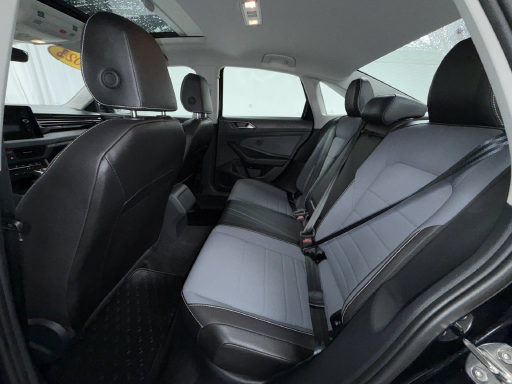 Used 2025 Volkswagen Jetta SE FWD image 13
