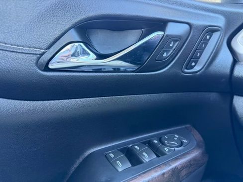 Used 2023 GMC Acadia Denali w/ Denali Ultimate Package FWD image 16