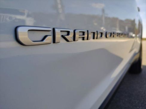 Certified 2025 Jeep Grand Cherokee L Laredo w/ Trailer Tow Package image 5